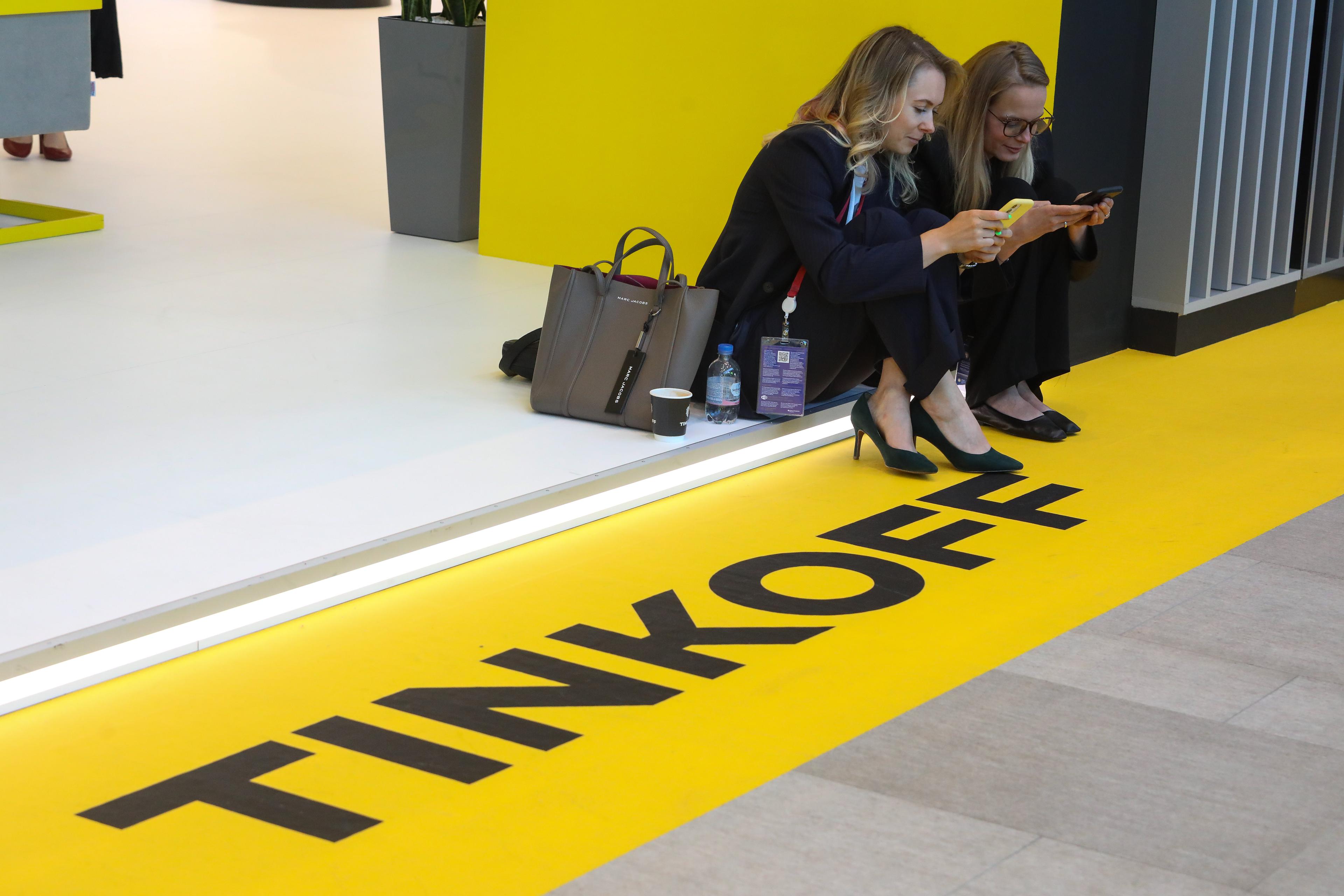 Стенд компании TINKOFF на XXIV Петербургском международном экономическом форуме. Фото: Роман Пименов/ТАСС