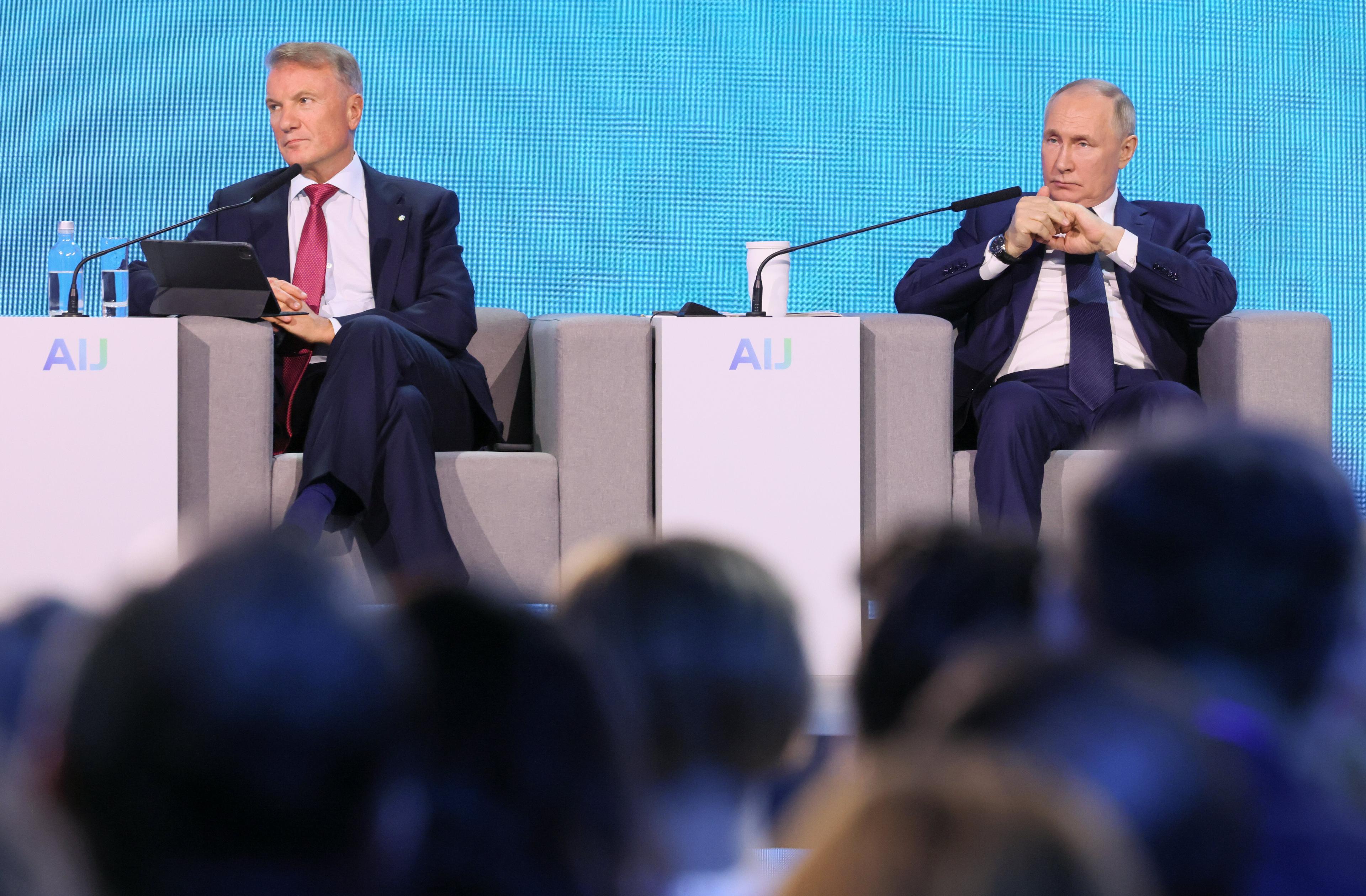 Президент России Владимир Путин и председатель правления ПАО «Сбербанк России» Герман Греф (справа налево) на международной конференции по искусственному интеллекту и машинному обучению AI Journey в Центре международной торговли. Фото: Михаил Метцель/ТАСС