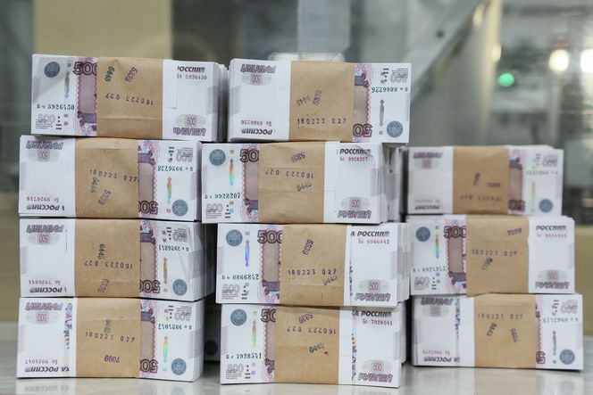 Пачки банкнот номиналом 500 рублей. Фото: Сергей Савостьянов/ТАСС