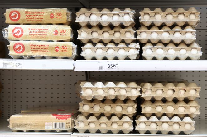 Яйца на полках в гипермаркете. Фото: Александр Рюмин / ТАСС